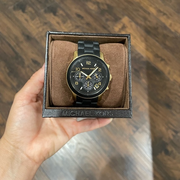 Michael Kors Women’s Watch - Picture 1 of 4